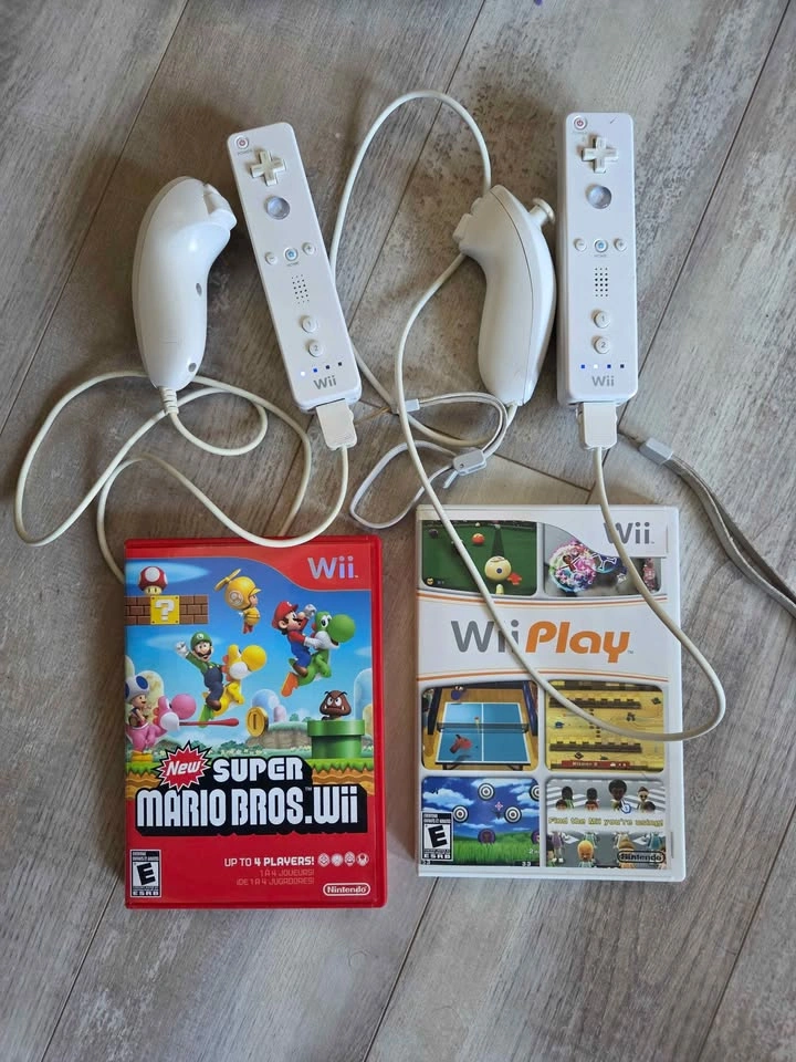 Nintendo Wii - Wii Play - Super Mario Bros - 2 Wiimotes - 2 Nunc - photo 2