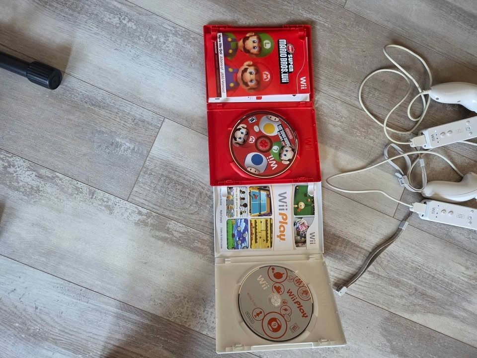 Nintendo Wii - Wii Play - Super Mario Bros - 2 Wiimotes - 2 Nunc - photo 3