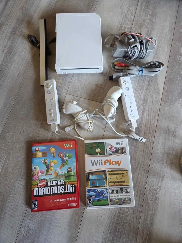 Nintendo Wii - Wii Play - Super Mario Bros - 2 Wiimotes - 2 Nunc - photo 4