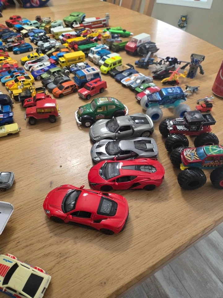 Large Diecast Car Collection: Hotwheels, Majorette, & More - photo 2