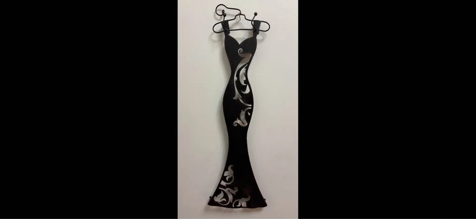 Wall-mounted hanging necklace holder