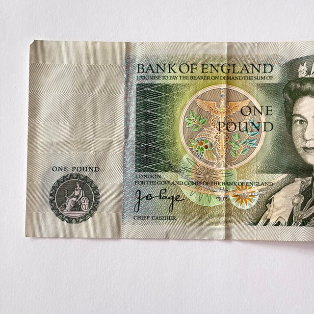 Bank of England One Pound Note - photo 3