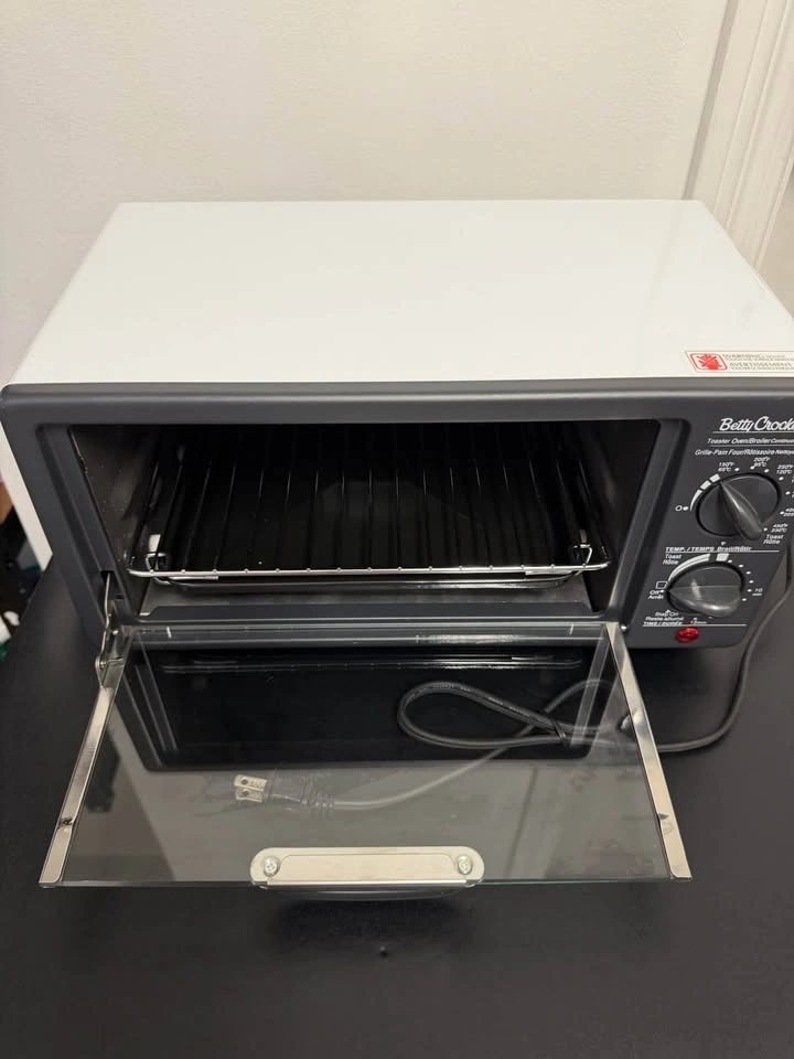 Betty Crocker Toaster Oven – Never Used - photo 2