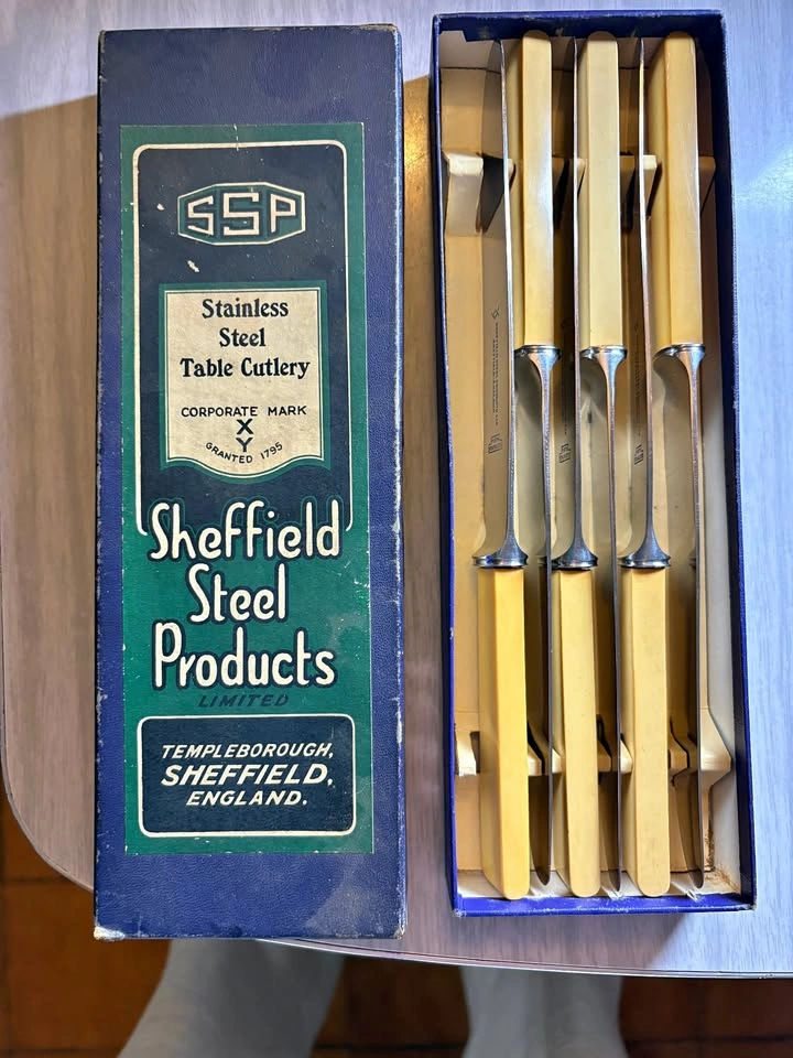 Vintage Sheffield Steel Table Knives – Set of 12 – Bakelite Hand