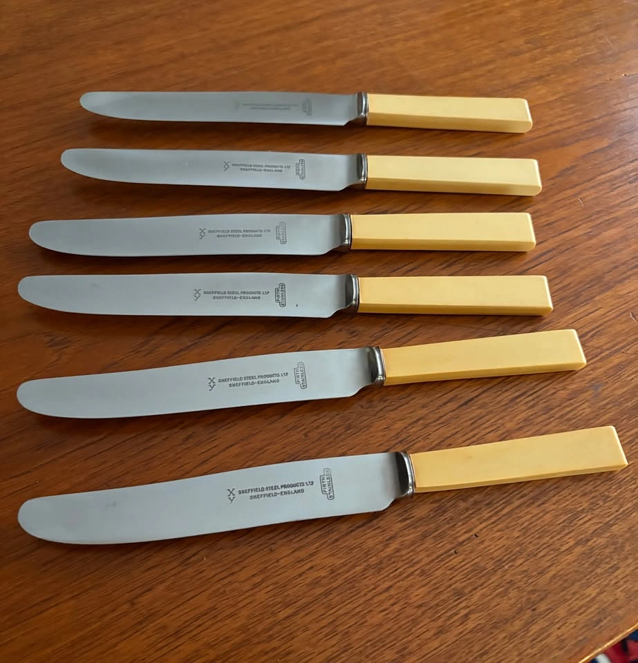 Vintage Sheffield Steel Table Knives – Set of 12 – Bakelite Hand - photo 5