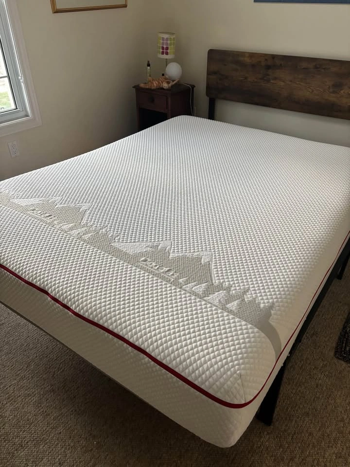 Queen bed frame and Douglas mattress - photo 2
