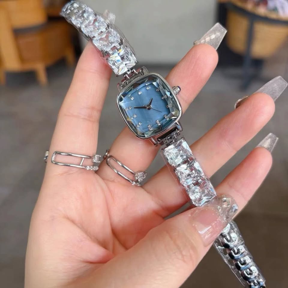 Fully-jewelled Quartz Small Golden Spike Watch - photo 2