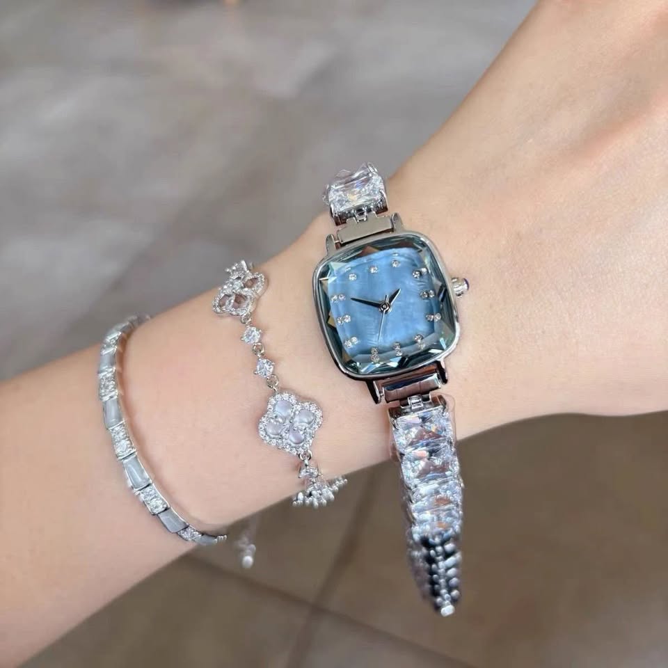 Fully-jewelled Quartz Small Golden Spike Watch - photo 3