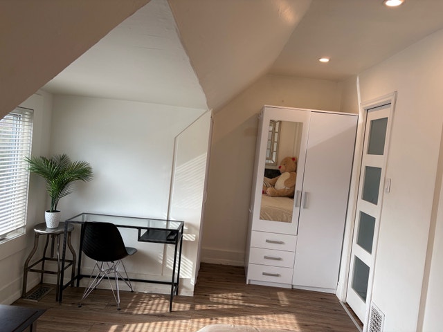 Bedroom for Rent Near U of T – St. George Campus, Downtown - photo 2