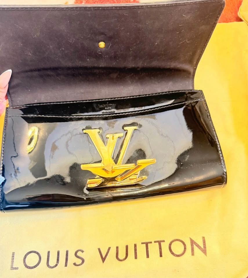 Authentic Louis Vuitton Louise Clutch Black Monogram Vernis - photo 5