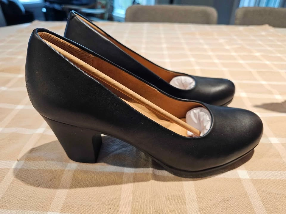Comfortiva Black Leather Memory Foam Pumps - Size 9