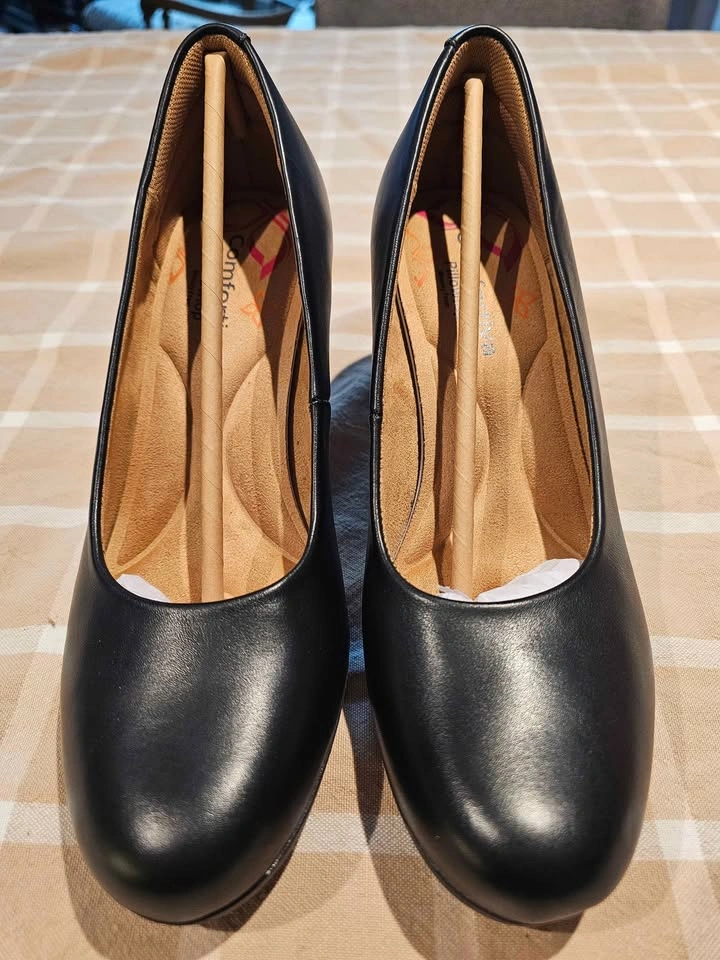 Comfortiva Black Leather Memory Foam Pumps - Size 9 - photo 2