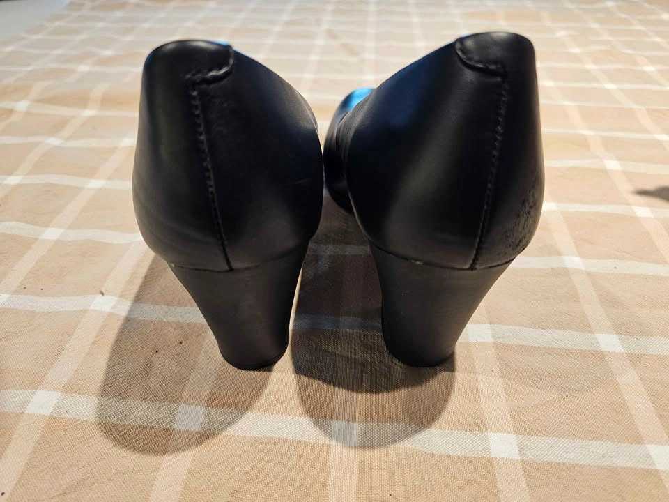 Comfortiva Black Leather Memory Foam Pumps - Size 9 - photo 3