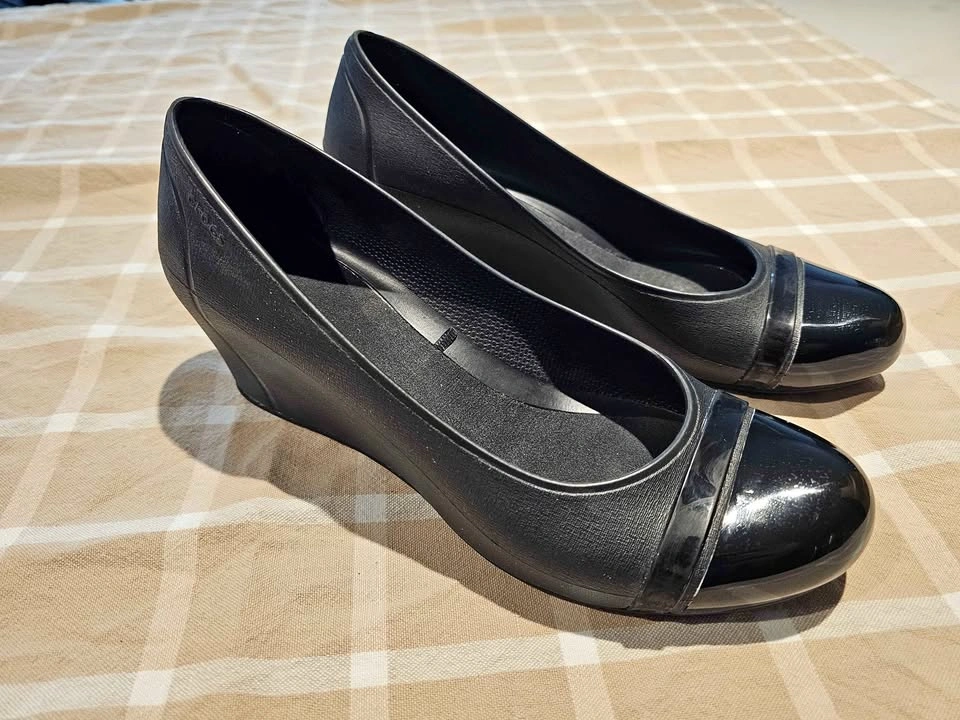 Crocs Black Cap Toe Wedge Heels Women's Size 9