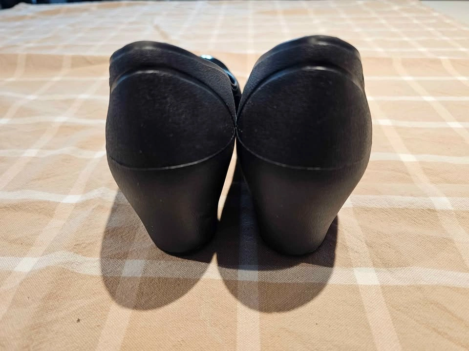 Crocs Black Cap Toe Wedge Heels Women's Size 9 - photo 3
