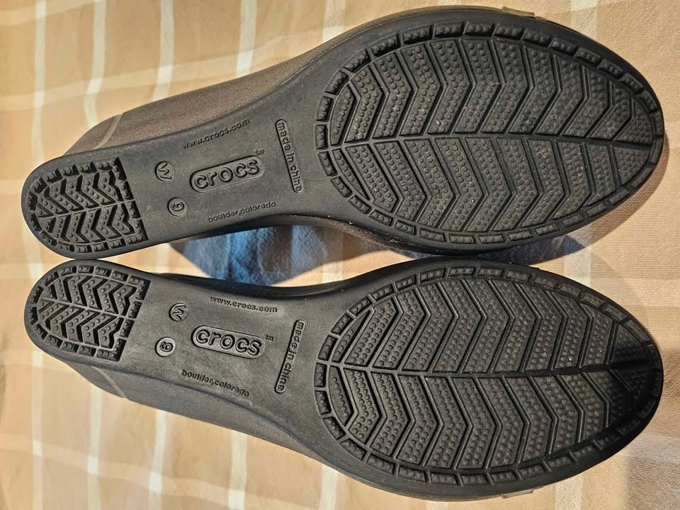 Crocs Black Cap Toe Wedge Heels Women's Size 9 - photo 4
