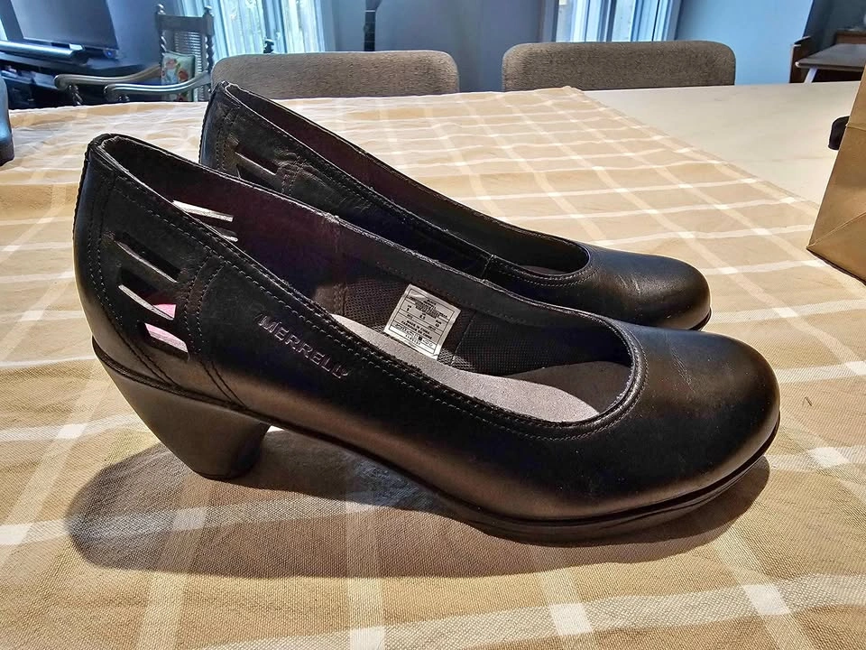 Merrell Black Leather Comfortable Cycling Heels Size 9