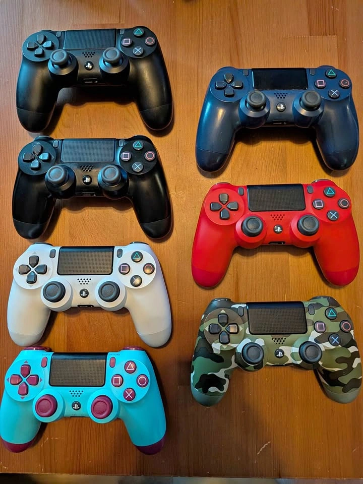 PlayStation 4 DualShock 4 controllers