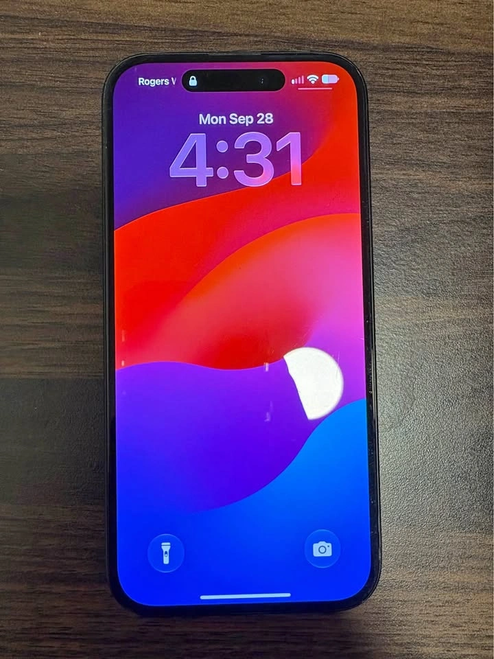 iPhone 15 128gb cracked back glass