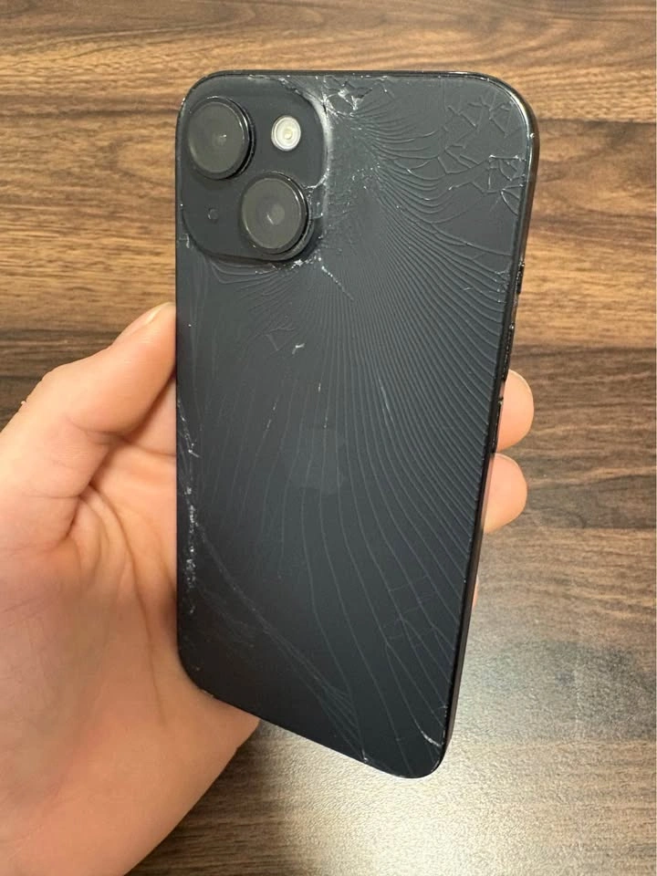 iPhone 15 128gb cracked back glass - photo 2