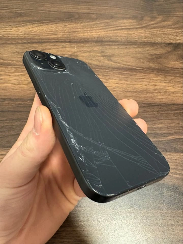 iPhone 15 128gb cracked back glass - photo 3