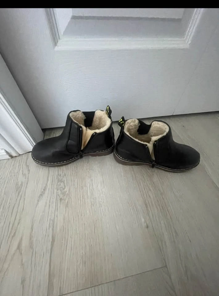 Kids Black Fur Boots Size 33 - photo 2