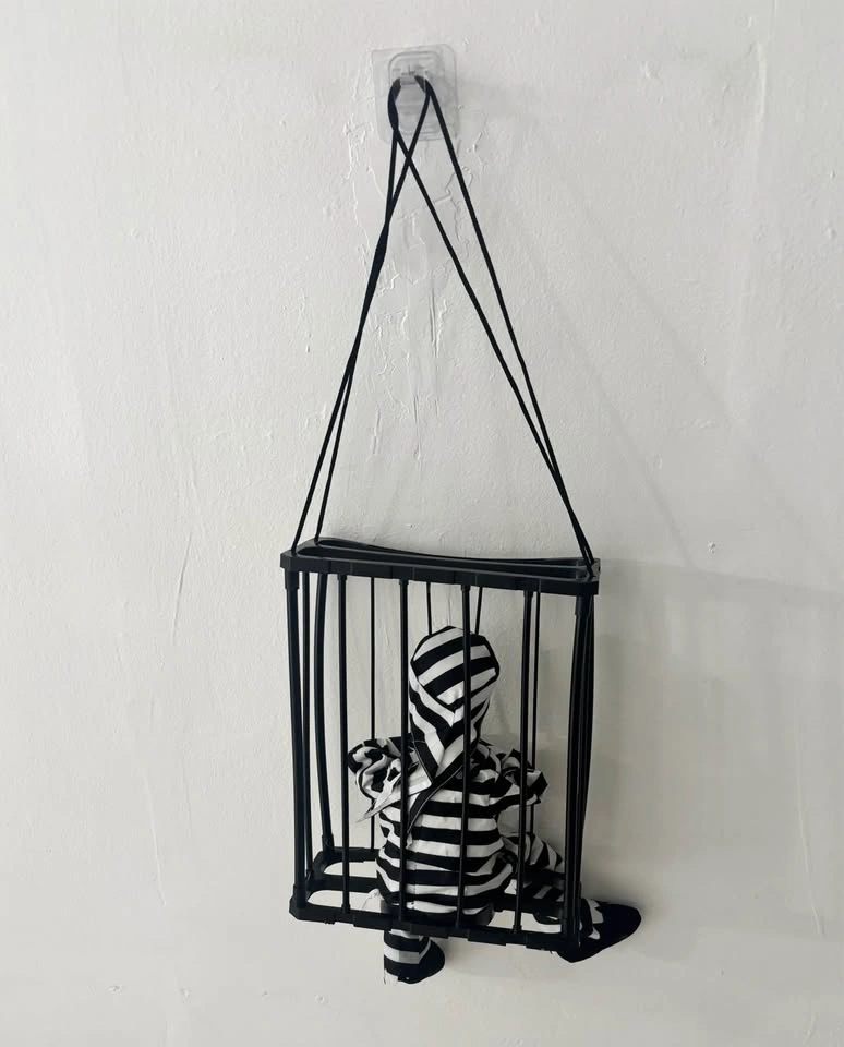 Halloween Animated Hanging Prisoner - photo 3
