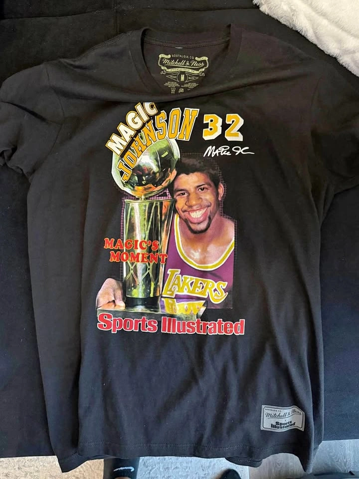Mitchell & Ness Magic Johnson LA Lakers Sports Illustrated T-Shi
