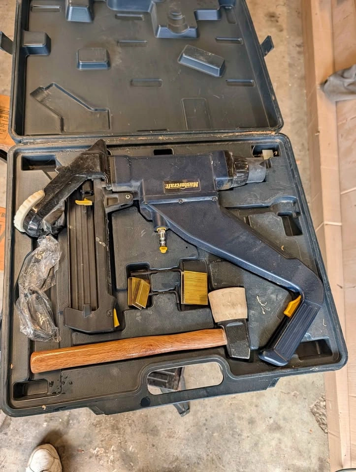 Mastercraft 2-in-1 Flooring air Nailer and Stapler