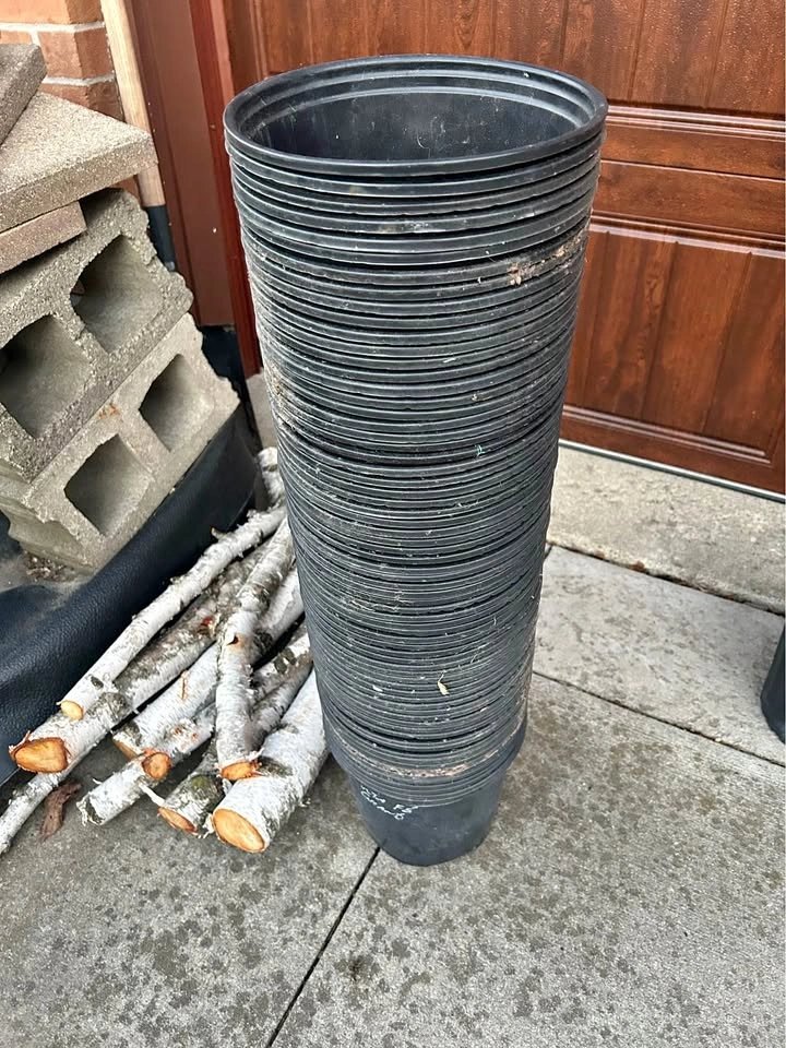 70 8x8“ black plastic plant pots