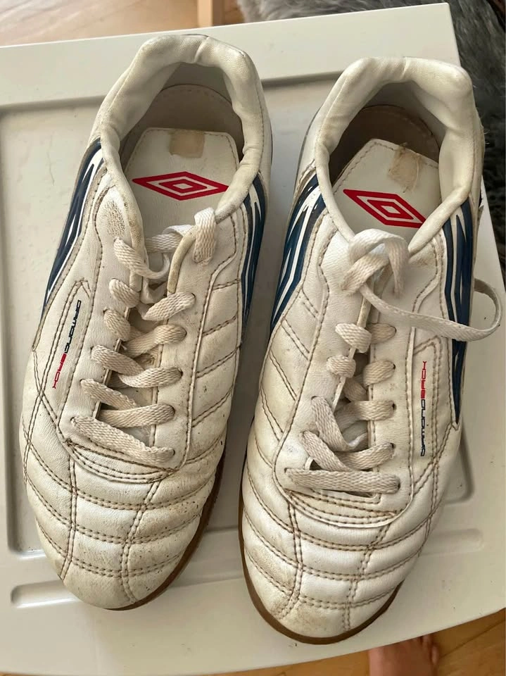 Men’s 7 Umbro indoor cleats