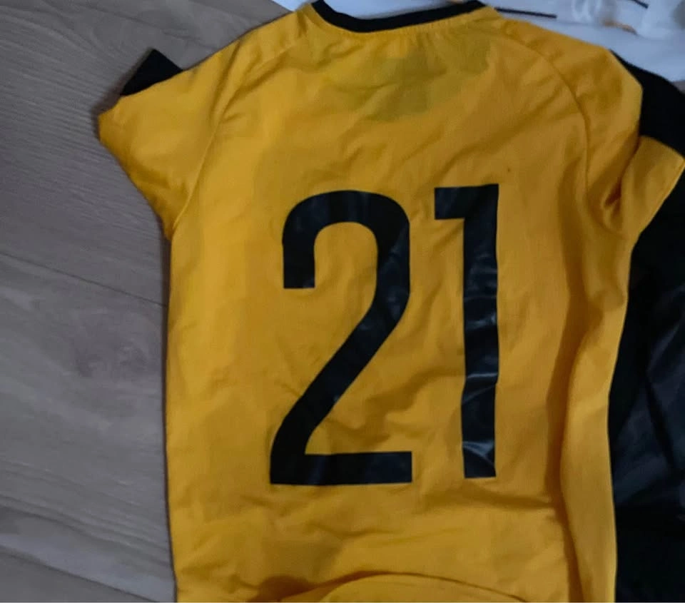 4 Soccer Jerseys, 1 Shorts, size 8-10 years - photo 2