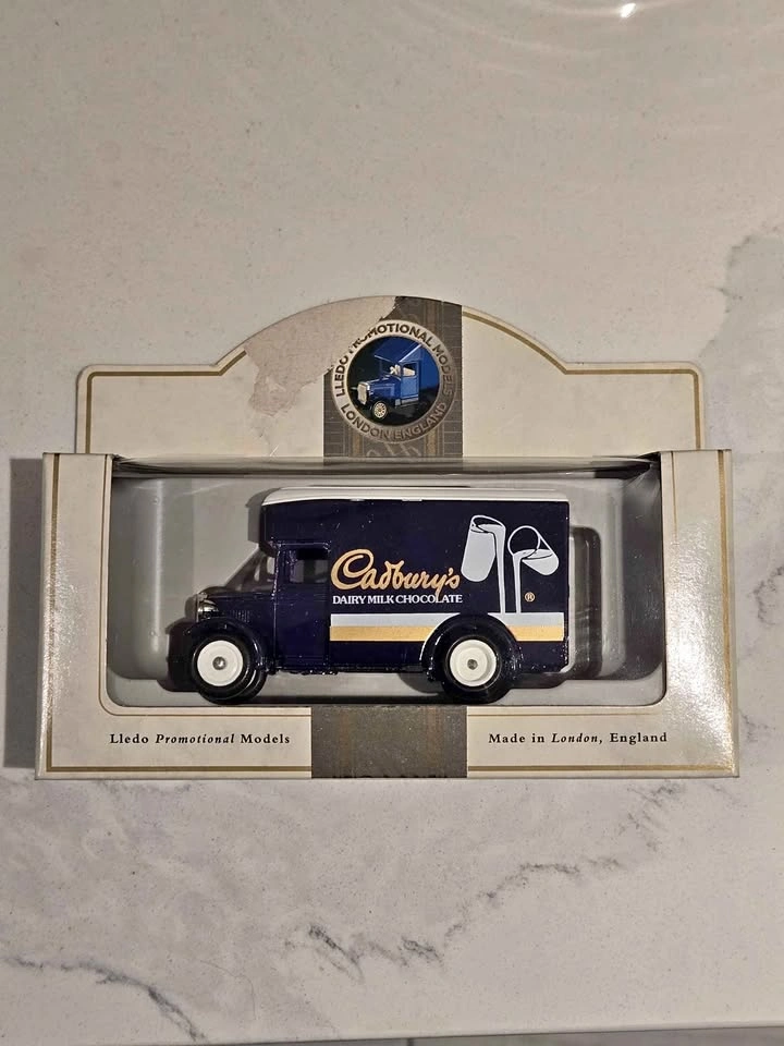 Cadbury's Dairy Milk Chocolate Van (Lledo - Made in England)