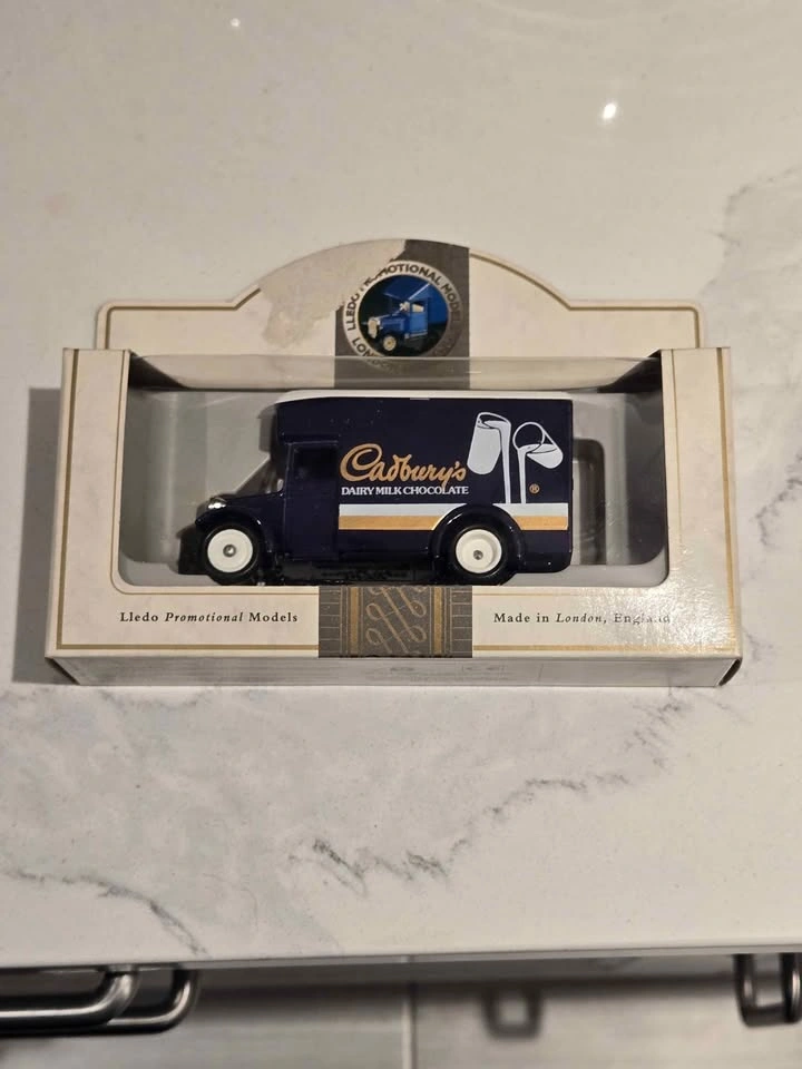 Cadbury's Dairy Milk Chocolate Van (Lledo - Made in England) - photo 2