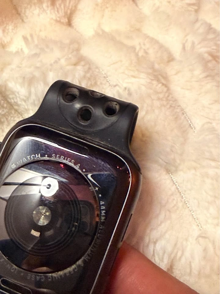 Apple Watch Series 4 Nike+ Edition 44mm - photo 2