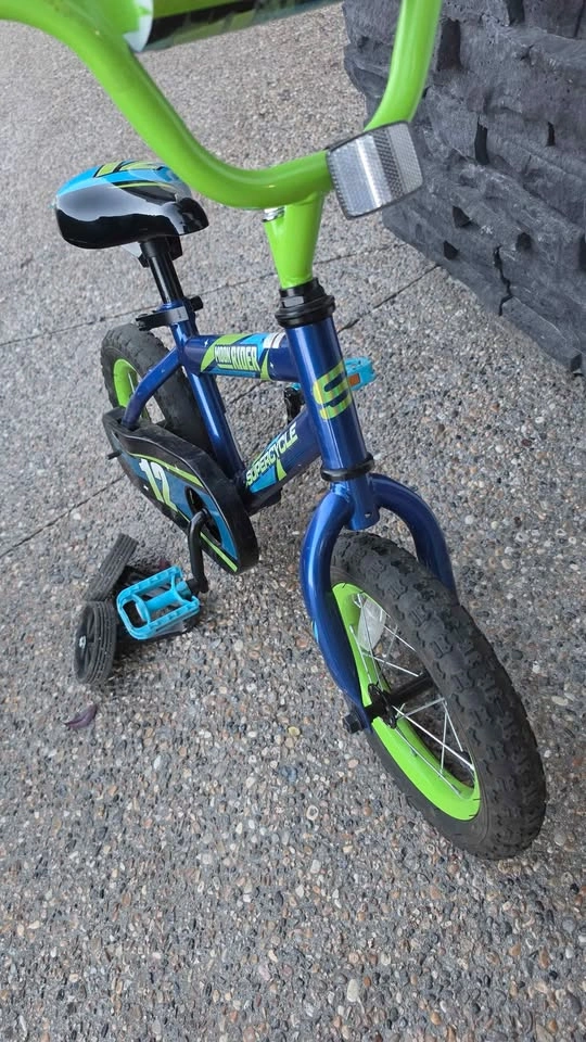 Supercycle Moon Rider 12" Kids Bike with Training Wheels - photo 4