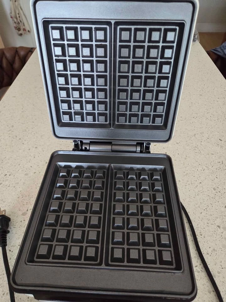 Belgian Waffle Maker - photo 3