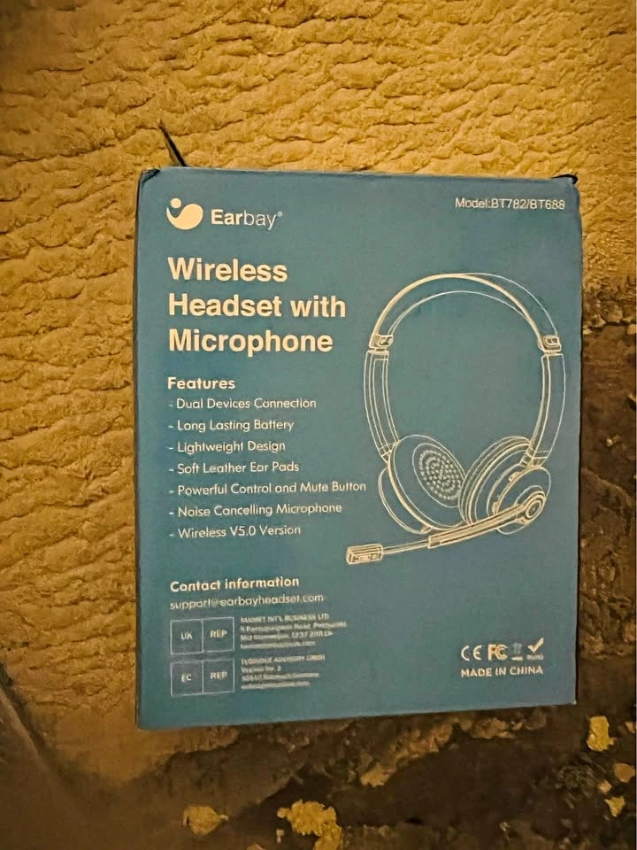 Wireless headphones with Microphone