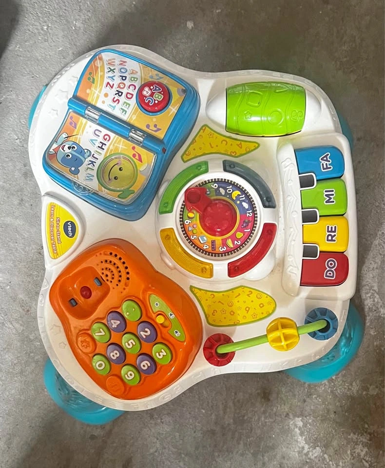 VTech Sit-to-Stand Learn & Discover Table