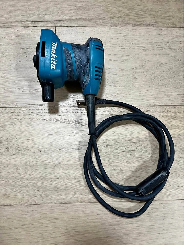 Corded Makita finishing sander