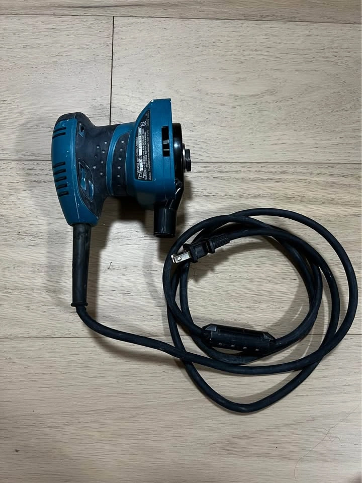 Corded Makita finishing sander - photo 2