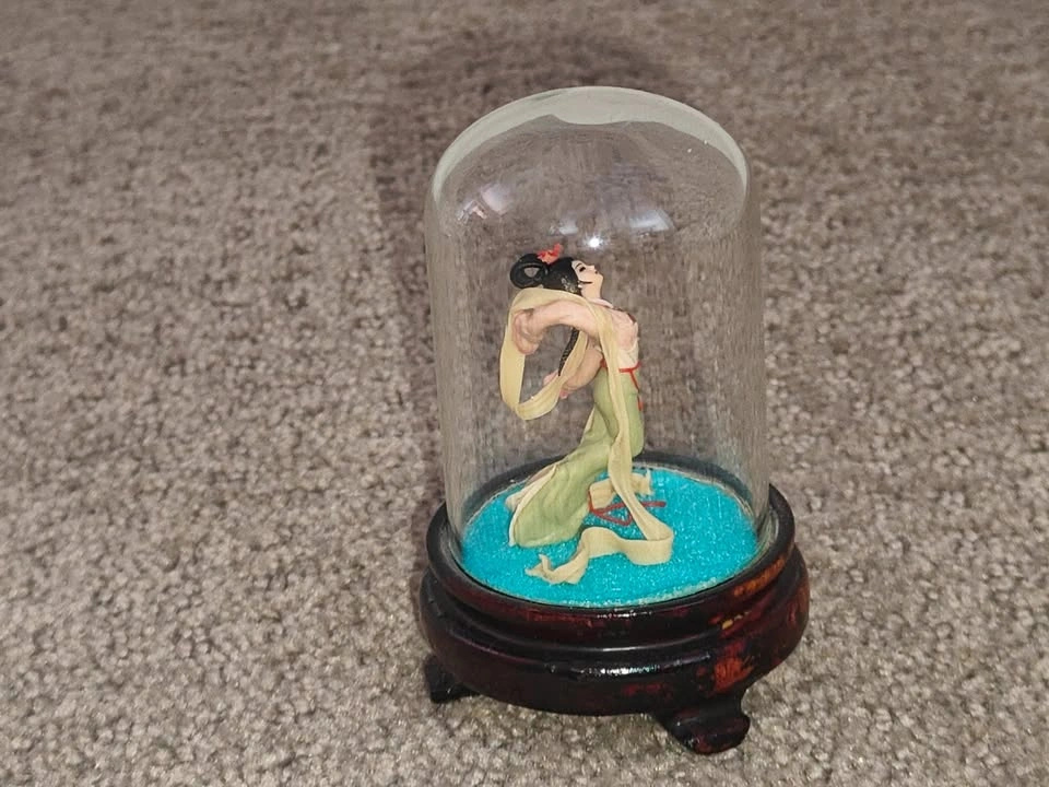 Vintage Chinese Dough Figurine - Nie Mian Ren - in Glass Dome - photo 2