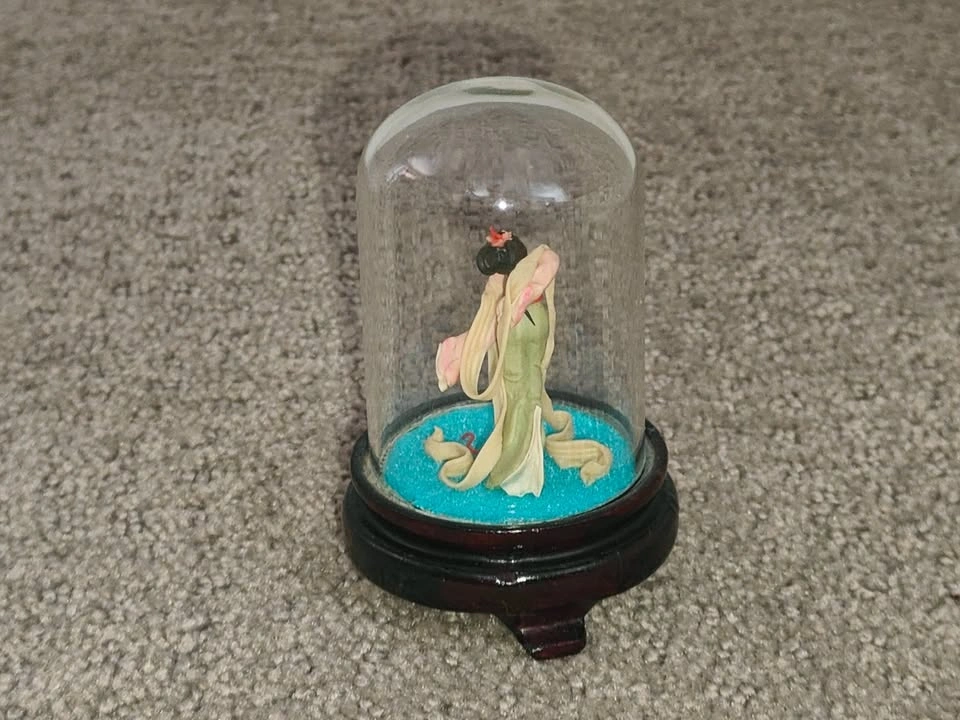 Vintage Chinese Dough Figurine - Nie Mian Ren - in Glass Dome - photo 3