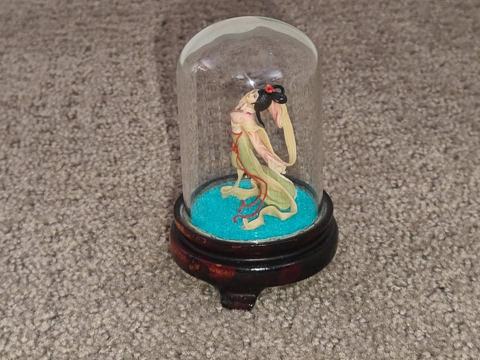 Vintage Chinese Dough Figurine - Nie Mian Ren - in Glass Dome - photo 4