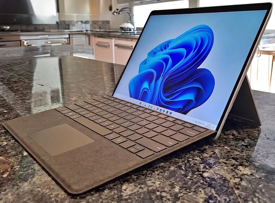 Microsoft Surface Pro 8 i7/32GB RAM/512GB SSD + Accessories