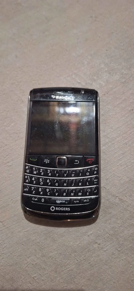 Lot of BlackBerry and Motorola Cell Phones - photo 2