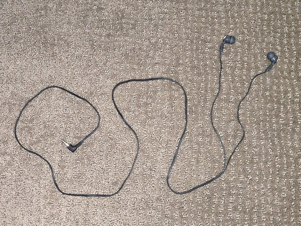 Earbud Headphones / Earphones