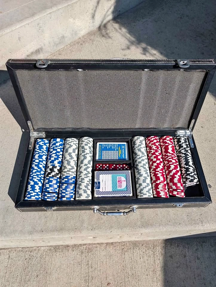 World Series of Poker Poker Chip Set w/ Case, Cards & Accessorie