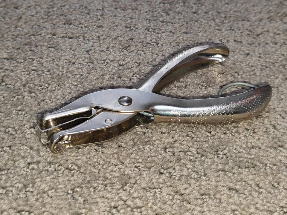 Vintage Heavy-Duty Single Hole Punch – Solid Metal - photo 2
