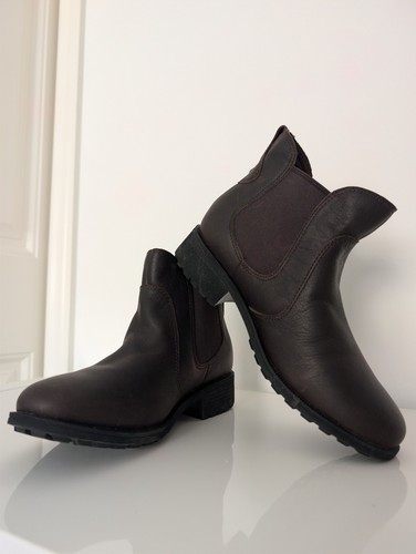 UGG Women’s Chelsea Boots Size 9 Brown Leather Shearling Lined